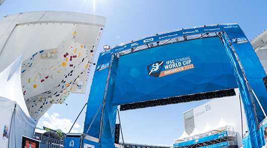 IFSC Climbing World Cup Innsbruck 2022. Kletterwand und Event-Struktur im Freien.