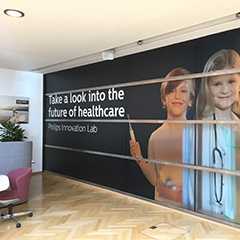 Event Indoor: Wandgestaltung mit Zukunftsbildern im Philips Innovation Lab. Gesundheitswesen-Event.