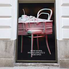 Auslage: Schreibtisch mit Stuhl und Kirsche. MCM Vienna, Michaelerplatz 2. Jetzt geöffnet.