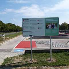 Außenwerbung: Baustellenschild am Radwanderpark. Infotafel mit Nutzungsregeln und Willkommensgruß.