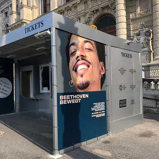 Außenwerbung: Ticketstand mit Beethoven-Plakat. Werbetechnik für Events und Kultur in Wien.