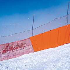 Sicherheitsnetze im Schnee. Sport Sicherheit mit Netz und orangefarbener Plane.