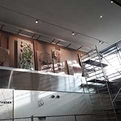 Ausstellungen: Montage von Kunstwerken. Gemälde an der Wand, Gerüst im Raum. Kunstausstellung.