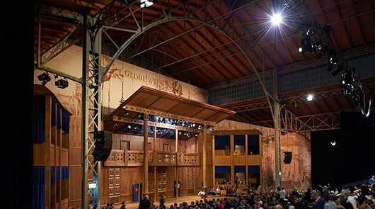 Indoor Events: Globe Wien Theater mit Publikum und Bühne.