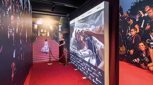 Präsentationssysteme: Roter Teppich mit Filmplakat. Weltpremiere. Event- und Messebau.