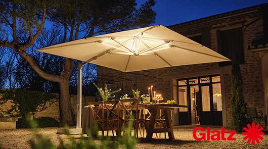 GLATZ Sonnenschirme: Restaurant am See mit Sonnenschirmen und Gästen.