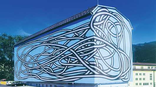 Gebäude mit Fassadenkunst: Abstrakte Rohrleitungen. Architektur & Design.