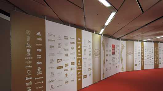 Messe-Wand mit Logos und rotem Teppich. Sponsorenwand auf einer Messe.