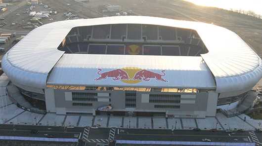 Sonderbau: Sportarena für Events. Stadion mit Red Bull Logo.
