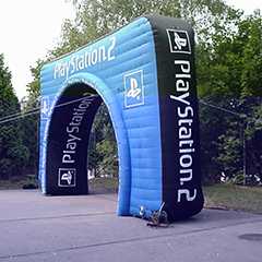 Inflatables: Blauer aufblasbarer PlayStation 2 Bogen.
