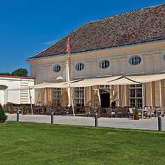 Außenbereich eines Restaurants mit Sonnensegel. Soliday Sonnenschutz für Gastronomie.