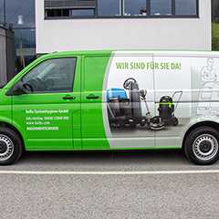 Autobeklebung: Grüner Transporter mit Reinigungstechnik-Motiven. Fahrzeugwerbung.