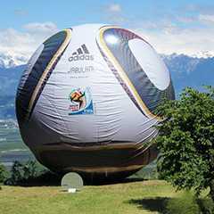Riesen Fußball als Sonderbau für Event. Adidas Jabulani Ball im Freien.