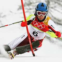 Skirennläufer mit Startnummer 6. Event Ausstattungen für Ski Alpin.