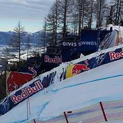 Outdoor Event: Skipiste mit Red Bull Werbung und Bäumen im Hintergrund.
