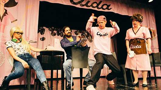 Szene aus Aida Bühne & Film. Schauspieler auf der Bühne in Kostümen.