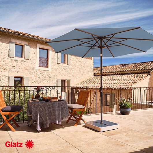 Glatz Sonnenschirm auf Terrasse. Technische Konfektion für Sonnenschutz.