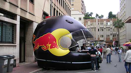 Riesen Red Bull Helm Inflatable. Aufblasbare Werbung, Event-Marketing.