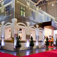 Messebau: Fassade eines Gebäudes auf einer Messe mit rotem Teppich.